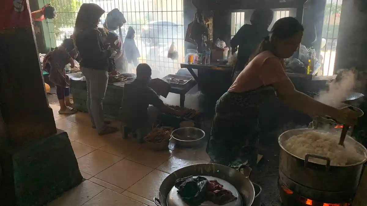 Warung Bu Sum: Rasa yang Menggugah Jiwa di Jantung Cilacap